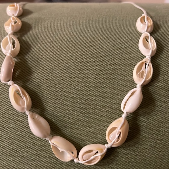 White Shell necklace - Picture 2 of 5